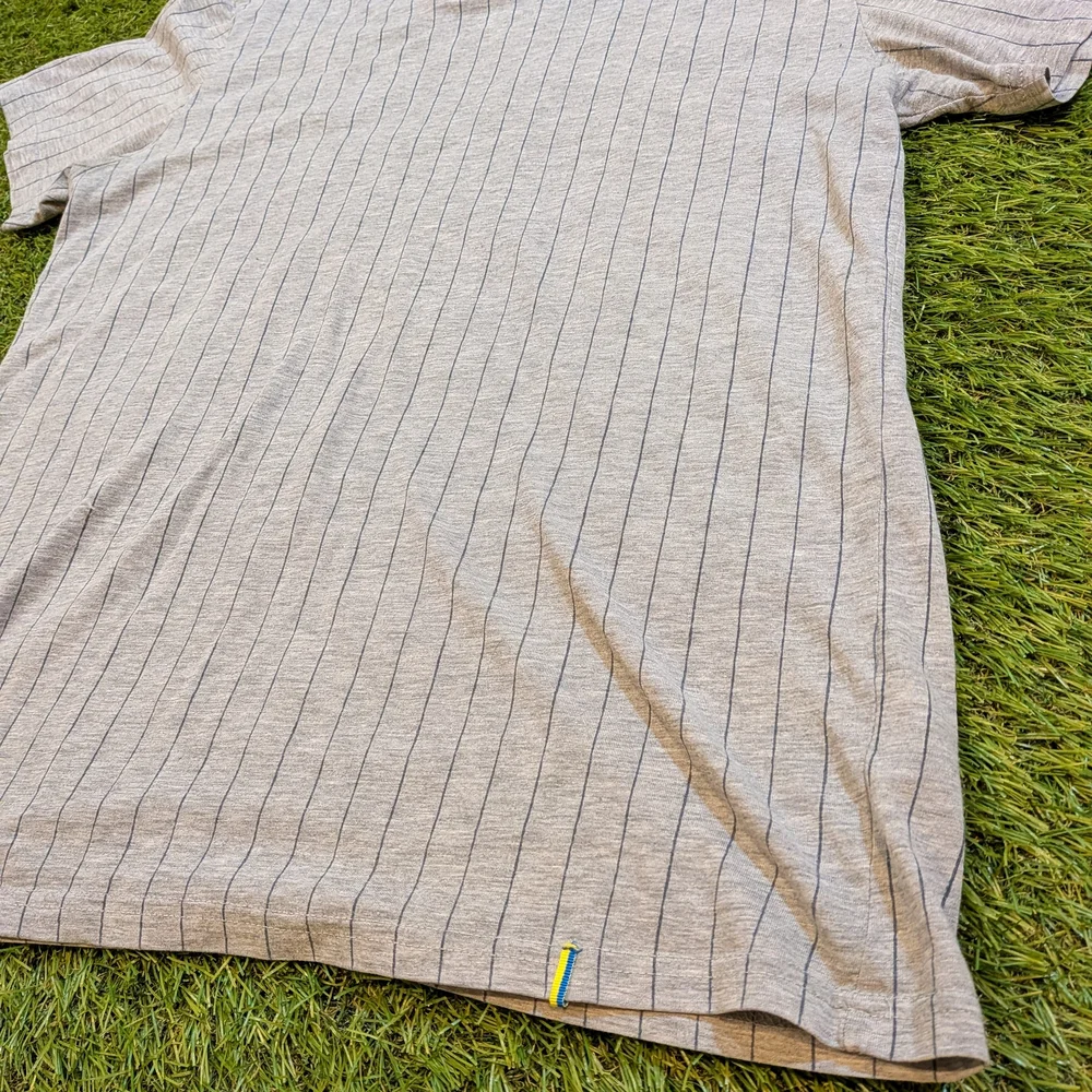 Men's Light Gray Pinstripe Crewneck T-Shirt Sweden Designed Y2k Baggy Good Fit - Picture 4 of 4